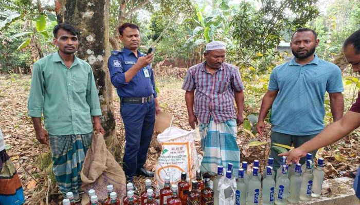 টয়লেটে মিলল ৪২ বোতল বিদেশি মদ, এসআইয়ের হাতে যেতেই উধাও ১৭