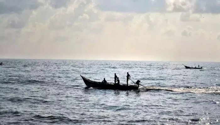 সাগরে নৌকাডুবি, দুই ঘণ্টা সাঁতরে বাবার মরদেহ তীরে আনলেন দুই ছেলে