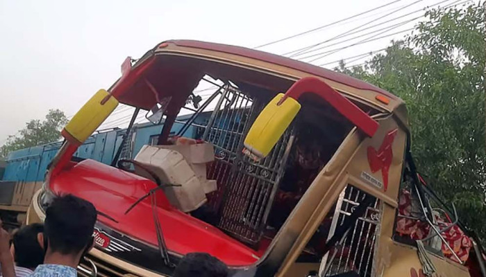 কুমিল্লায় বাসে ট্রেনের ধাক্কায় শিশু নারীসহ নিহত ১২