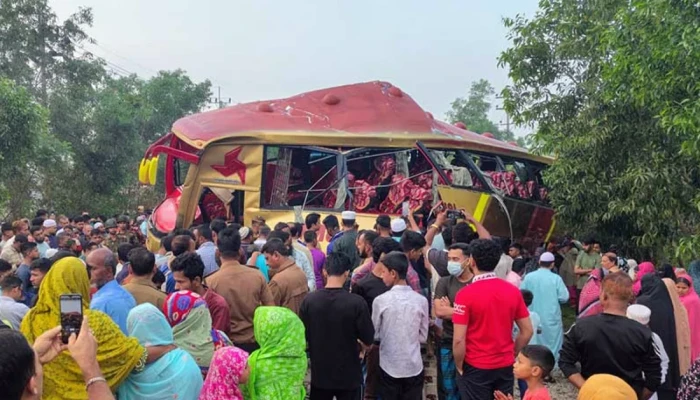 কুমিল্লায় ট্রেন-বাস সংঘর্ষের ঘটনায় ২ গেটম্যান বরখাস্ত, তদন্ত কমিটি গঠন