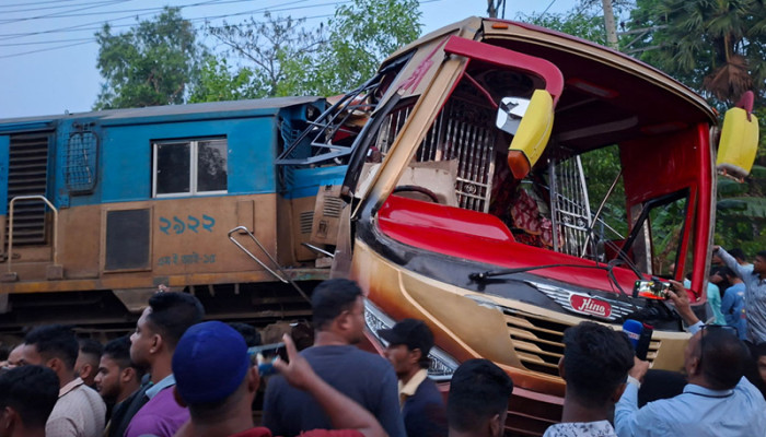 কুমিল্লায় বাস-ট্রেন সংঘর্ষে নিহত ১২ জনের পরিচয় মিলেছে