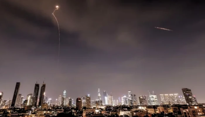 ইসরায়েলজুড়ে ইরানের মুহুর্মুহু ক্ষেপণাস্ত্র হামলা