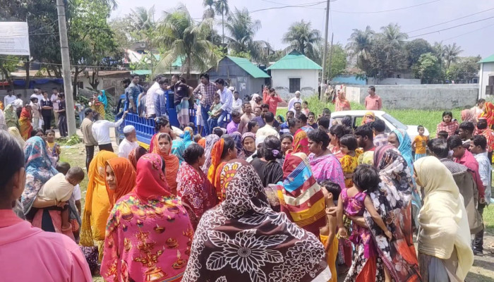 দুর্ঘটনা দেখে থেমেছিলেন ৬ বন্ধু, পেছন থেকে বাসের ধাক্কায় ২ জনের মৃত্যু