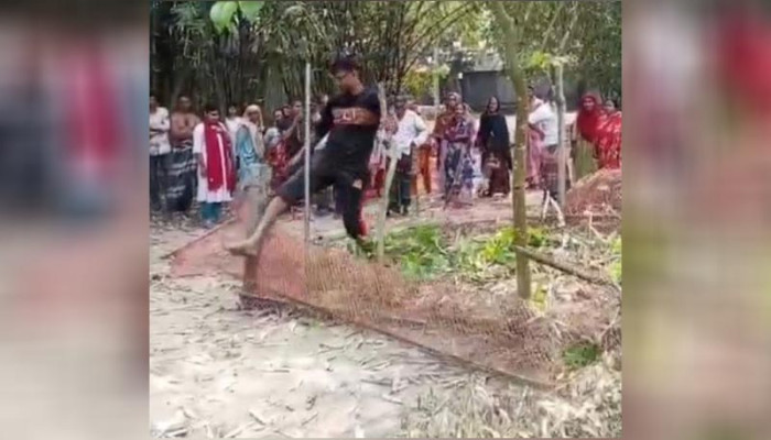 জমির ভাগ কম পাওয়ার ক্ষোভে বাবার কবরে ছোট ছেলের তাণ্ডব