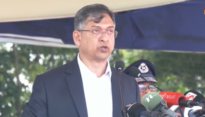 বর্তমান পোশাকে পুলিশ সন্তুষ্ট নয়, আগের পোশাকে ফিরতে সরকার কাজ করছে: স্বরাষ্ট্রমন্ত্রী