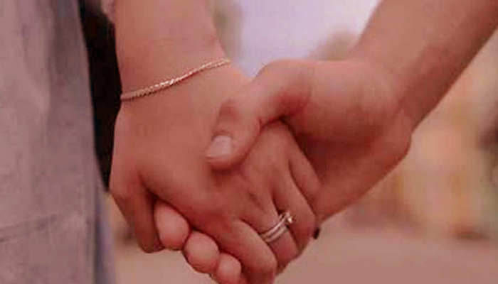 চাচিকে নিয়ে উধাও ভাতিজা