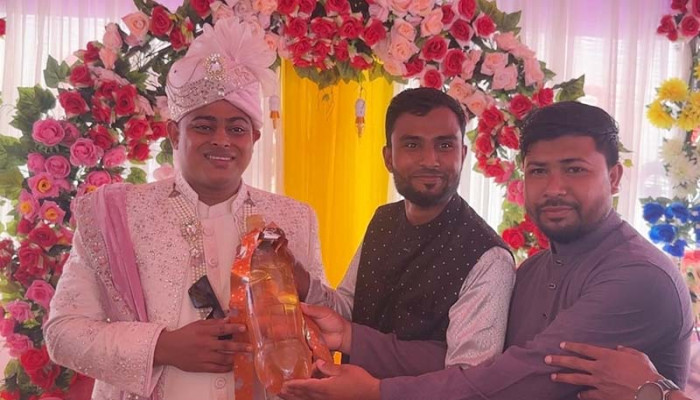 বন্ধুর বিয়েতে দুই লিটার অকটেন উপহার