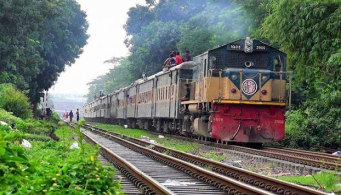 মোবাইলে কথা বলতে গিয়ে ট্রেনে কাটা পড়ে মৃত্যু