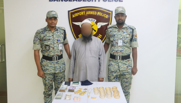 শাহজালালে ৮৩ লাখ টাকার স্বর্ণ ও ৯ হাজার ডলারসহ হজ কাফেলার মোয়াল্লেম গ্রেপ্তার