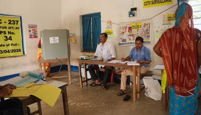 ভুয়া ভোট ও সংঘর্ষের মধ্য দিয়ে চলছে পশ্চিমবঙ্গের ভোটগ্রহণ