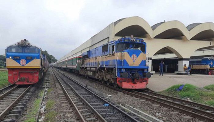 রাজধানীতে চলন্ত ট্রেনে উঠতে গিয়ে নারীর মৃত্যু