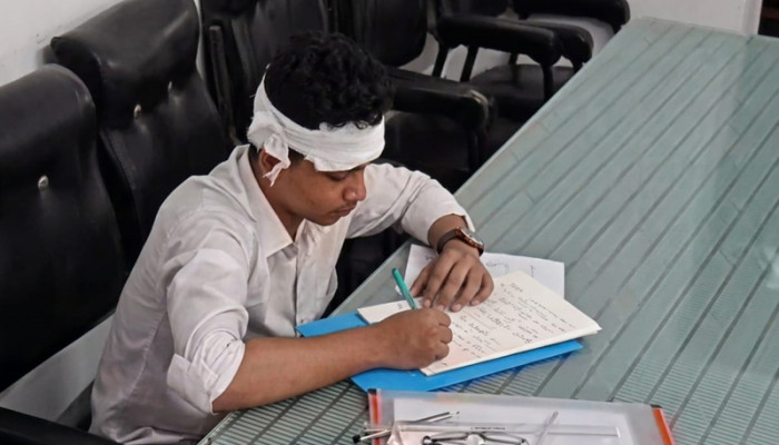 এসএসসি পরীক্ষার হলে সিলিং ফ্যান খুলে মাথায় পড়ল শিক্ষার্থীর