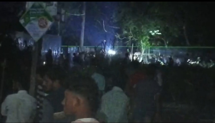 ব্রাহ্মণবাড়িয়ায় বিকাশে টাকা দিতে দেরি হওয়ার জেরে টর্চ জ্বালিয়ে কয়েক ঘণ্টা সংঘর্ষ