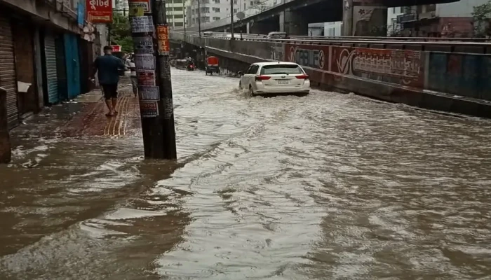 ভোর থেকে ঢাকায় মুষলধারে বৃষ্টি, দিনভর আকাশ মেঘলা থাকতে পারে