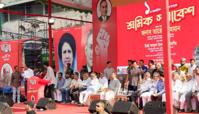 সমাবেশ মঞ্চে তারেক রহমান, স্লোগানে উত্তাল নয়াপল্টন