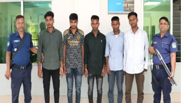 ১৮ লাখ টাকায় পাসের চুক্তি, ডিভাইসসহ ৫ পরীক্ষার্থী আটক