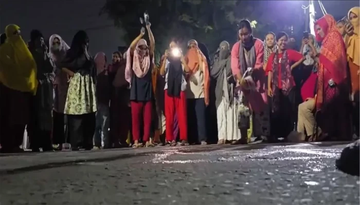ছাত্ররাজনীতি নিষিদ্ধের দাবিতে মধ্যরাতে ইডেন মহিলা কলেজে বিক্ষোভ