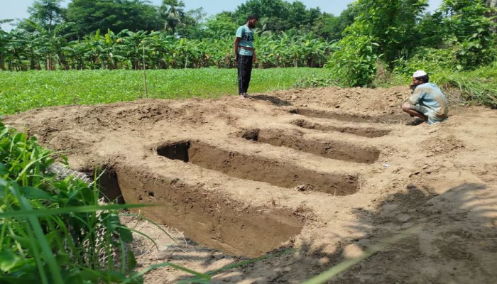 কাপাসিয়ায় হত্যার শিকার পাঁচজনকে পাশাপাশি কবরে সমাহিত 