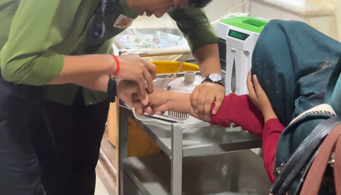 আদালতে বিচারকের সামনেই বিচারপ্রার্থী নারীর বিষপান