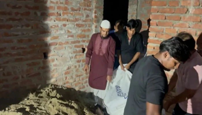 গৃহবধূকে হত্যার পর ঘরের মেঝেতে বালুচাপা