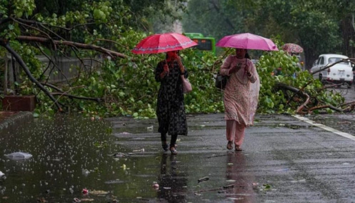 দুপুরের মধ্যে যেসব জেলায় ঝড় ও ভারি বৃষ্টির আভাস