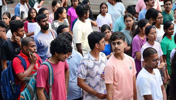 প্রশ্ন ফাঁসের কেলেঙ্কারিতে উত্তাল নয়াদিল্লি, শিক্ষামন্ত্রীর পদত্যাগ দাবি