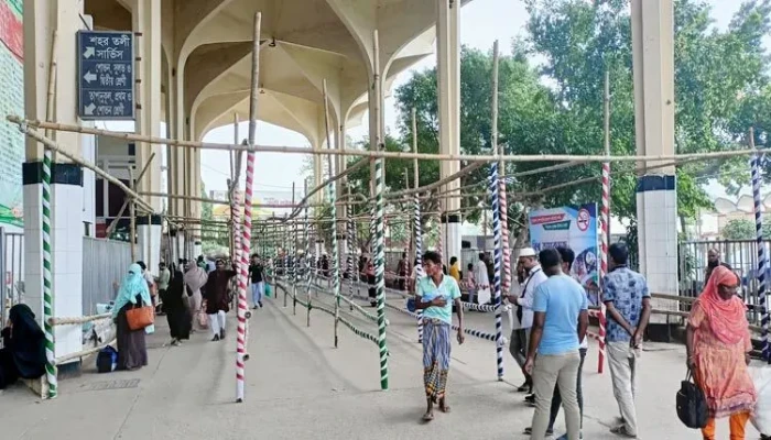 এবারও বিনা টিকিটের যাত্রী ঠেকাতে কমলাপুরে বাঁশের বেড়া