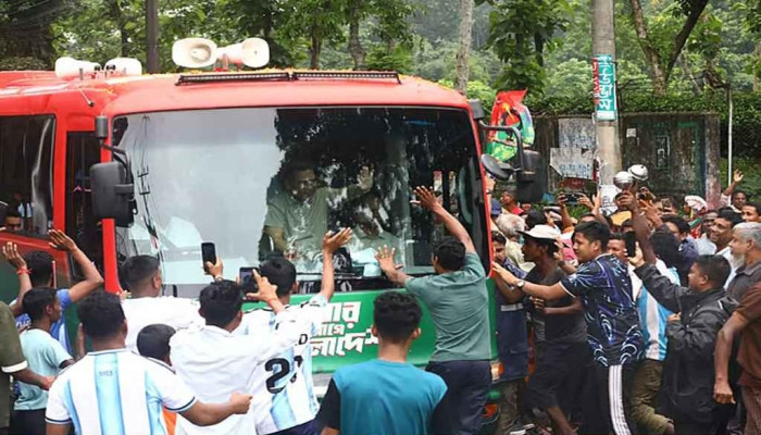 সিলেটে পৌঁছে সড়কপথে মৌলভীবাজারের উদ্দেশে রওনা হয়েছেন প্রধানমন্ত্রী