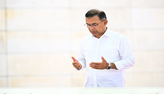 প্রথম বিদেশ সফর শেষে বাবা-মায়ের কবর জিয়ারত করলেন প্রধানমন্ত্রী