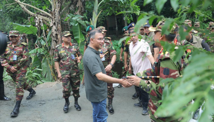 বিস্তীর্ণ জঙ্গলে সেনাবাহিনীর গ্রীষ্মকালীন মহড়া পরিদর্শনে প্রধানমন্ত্রী