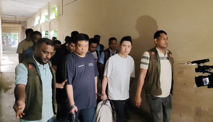 কক্সবাজারে দুই হাজার আইফোনসহ ৬ চীনা নাগরিক গ্রেফতার