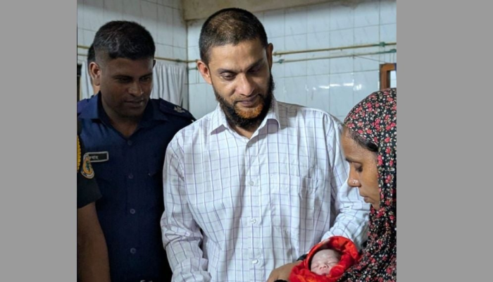 অ্যাম্বুলেন্সেই পুত্রসন্তানের জন্ম, মা-নবজাতক সুস্থ