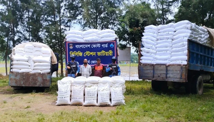 মিয়ানমারে পাচারের সময় ৩ ট্রাক ইউরিয়া সারসহ আটক ২