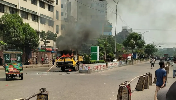 মিরপুরে ফুটপাত উচ্ছেদ অভিযানে সংঘর্ষ, সিটি করপোরেশনের গাড়িতে আগুন