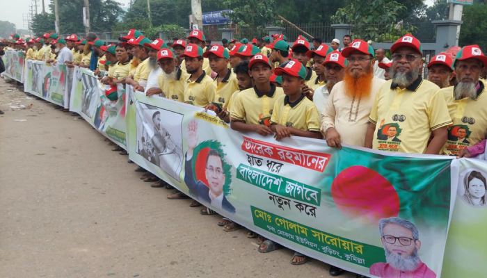 প্রধানমন্ত্রীকে অভিবাদন জানাতে ঢাকা-চট্টগ্রাম মহাসড়কের কুমিল্লা অংশে উৎসবের আমেজ