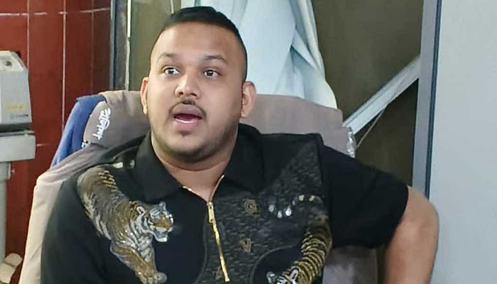 প্রিজন ভ্যান খুলে দেন এসআই, প্রাইভেট কারে চলে যান ‘পিচ্চি রাজা’