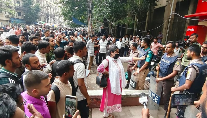কেন্দ্রে বসার পর এল নিয়োগ পরীক্ষা স্থগিতের খবর, সড়ক অবরোধ পরীক্ষার্থীদের