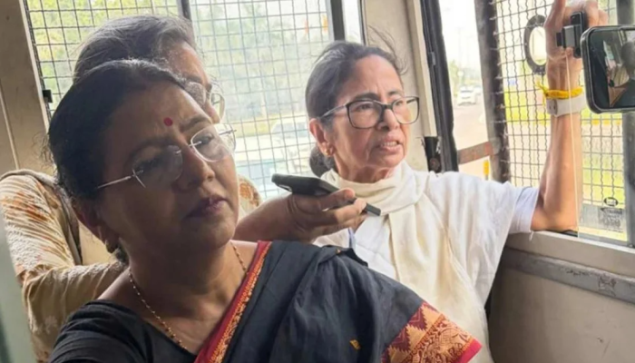 দিল্লিতে পশ্চিমবঙ্গের সাবেক মুখ্যমন্ত্রী মমতা বন্দ্যোপাধ্যায় আটক