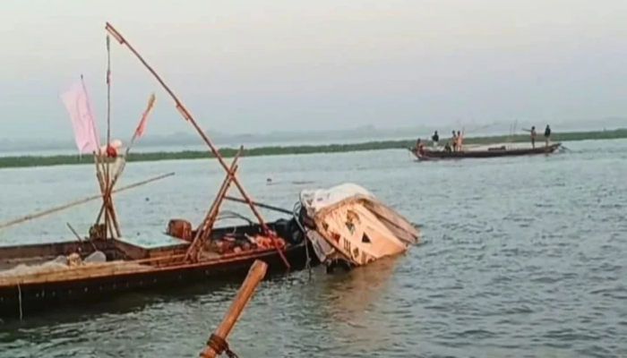মেঘনায় জেলেদের ধাওয়া করতে গিয়ে ডুবল নৌ-পুলিশের স্পিডবোট
