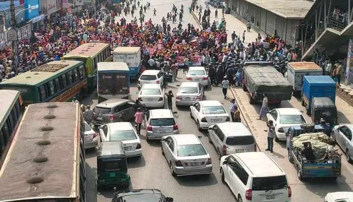 উত্তরায় পোশাকশ্রমিকদের সড়ক অবরোধ, যান চলাচল বন্ধ