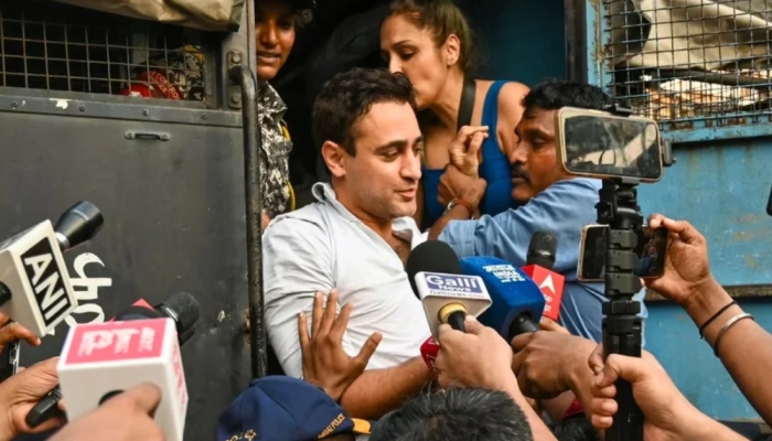 বিক্ষোভ করায় অভিনেতা ইমরান খানকে ভারত ছাড়ার নির্দেশ