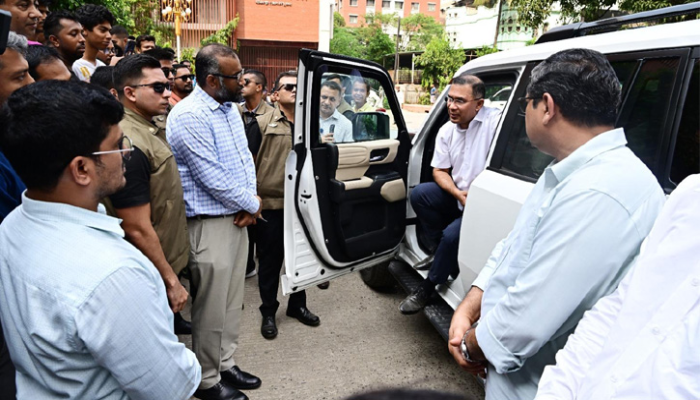 সাড়ে চার ঘণ্টায় ১৩ স্পট পরিদর্শন প্রধানমন্ত্রীর, হাসপাতাল-শিক্ষাপ্রতিষ্ঠান থেকে কোয়ার্টার