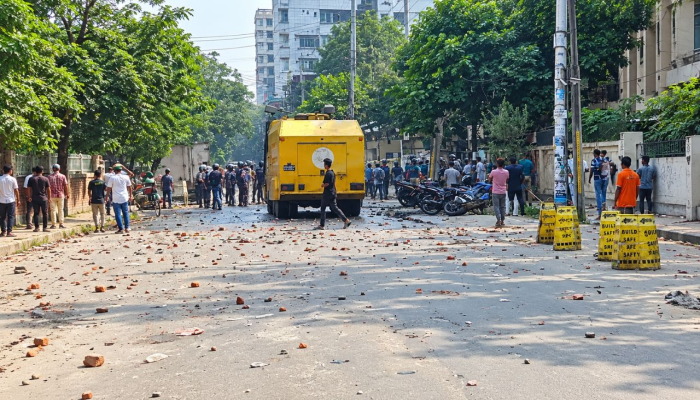 উত্তরায় শ্রমিক-পুলিশ সংঘর্ষে আহত অর্ধশতাধিক