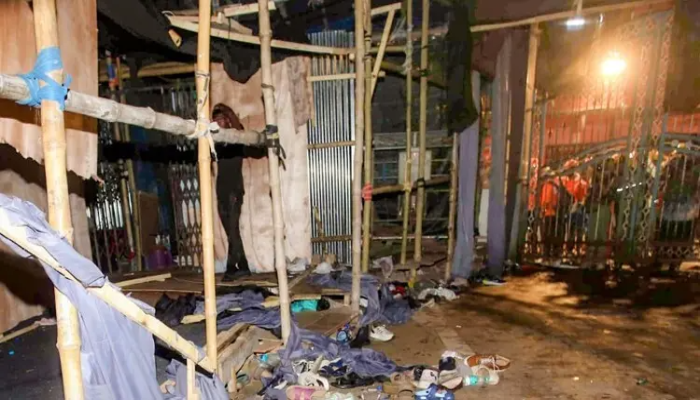 কলকাতায় ভেঙে পড়ল দুর্গাপূজার মণ্ডপ, পদদলিত হয়ে নিহত ১৯