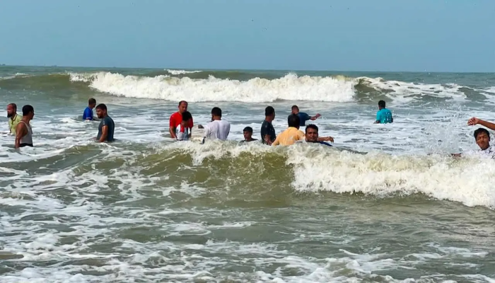 কক্সবাজার সৈকতে গোসলে নেমে ৩ পর্যটকের মৃত্যু, নিখোঁজ ২