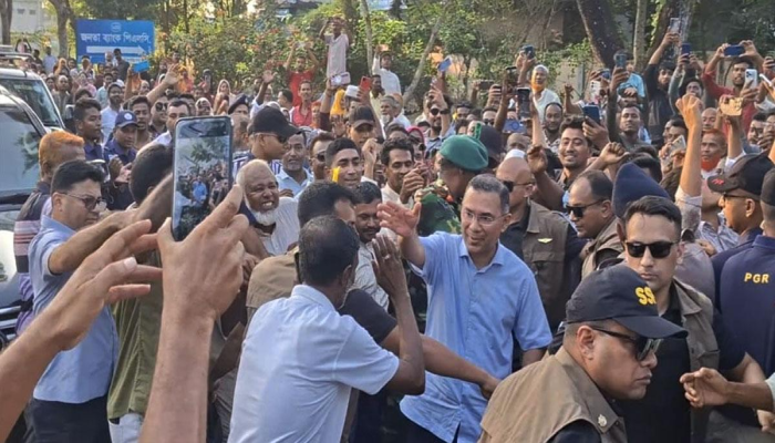 প্রটোকল ভেঙে জনগণের সাথে মিশে গেলেন প্রধানমন্ত্রী