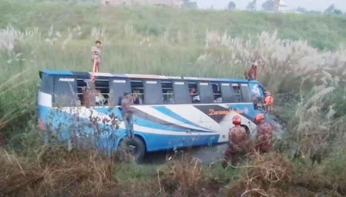 ঢাকা-মাওয়া এক্সপ্রেসওয়েতে বাস খাদে পড়ে নিহত ৩, আহত ১৬