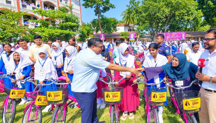 জাইমা রহমানের জন্মদিনে ৫৪৮ ছাত্রীকে বাইসাইকেল দিলেন মীর শাহে আলম