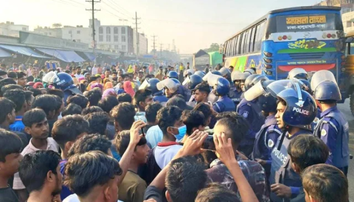 গাজীপুরে বেতন বৃদ্ধির দাবিতে মহাসড়ক অবরোধ, কারখানা ভাঙচুর