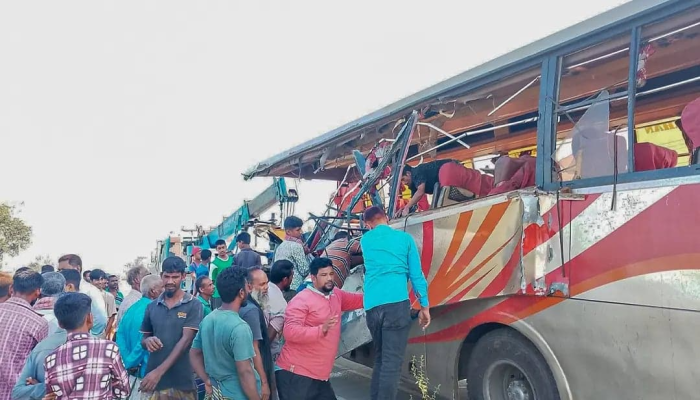 মিঠাপুকুরে ট্রাকের পেছনে বাসের ধাক্কায় নিহত ৩, আহত ১৮